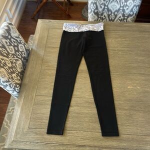 Lululemon leggings in black with grey print waist trim size 6